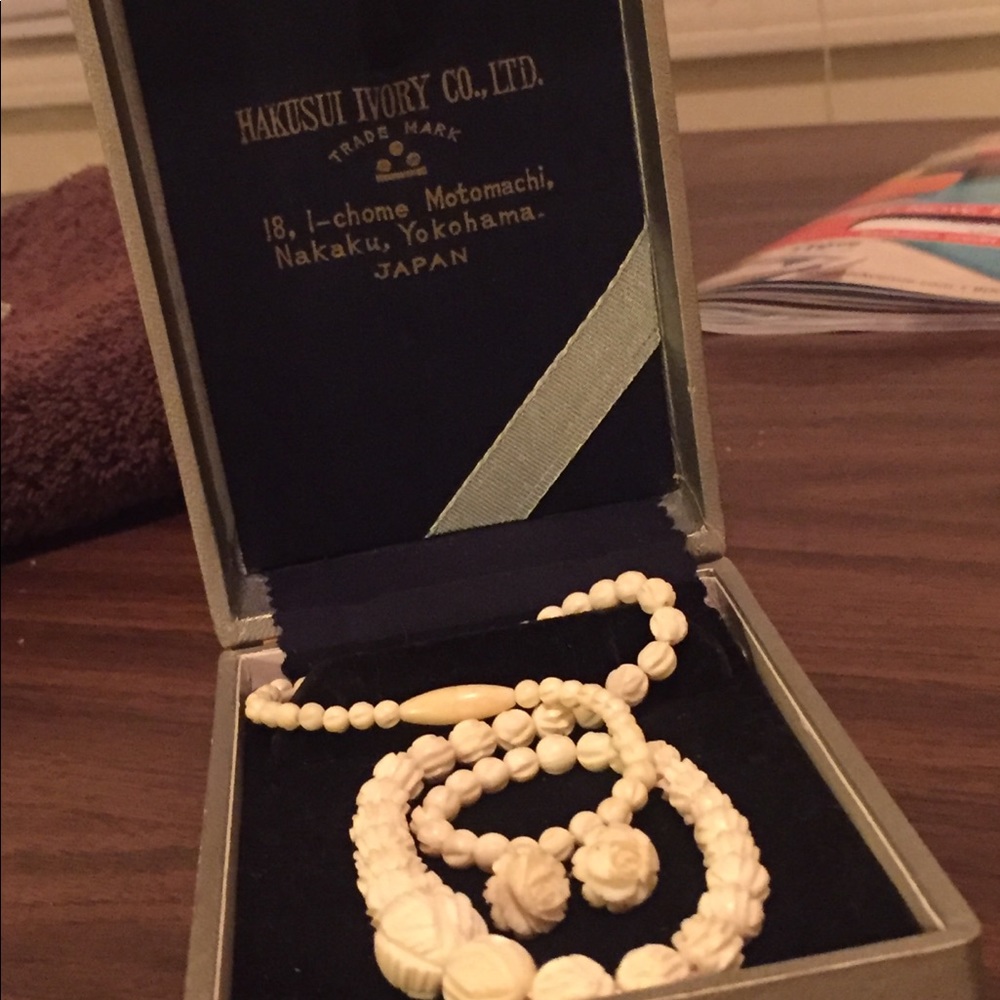 Ivory Necklace & Earing Set (w/ box)
